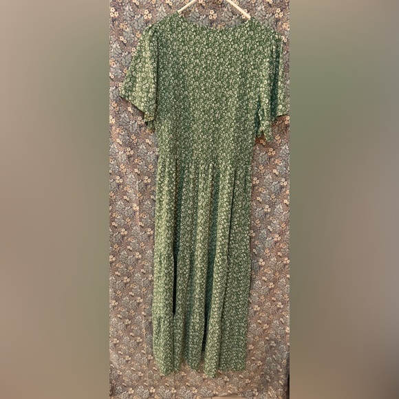 Chic Green Floral Midi Dress - Picture 2 of 3
